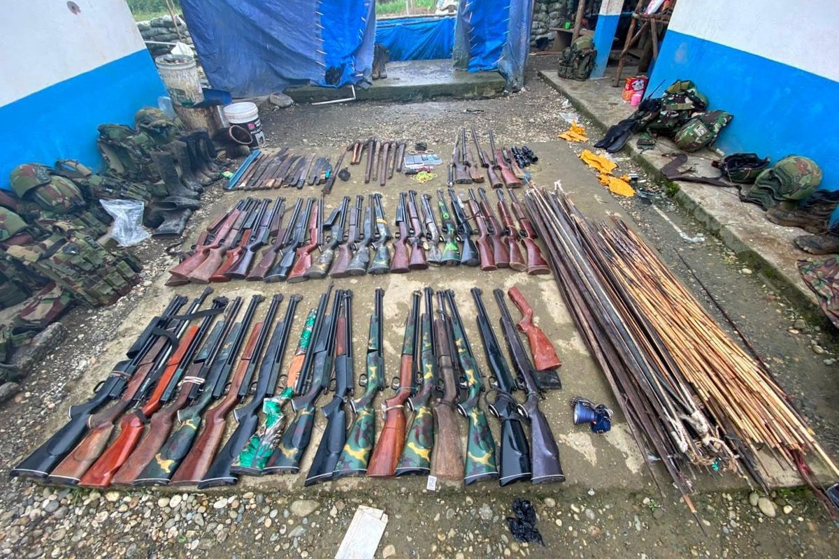 Barang bukti senjata yang diamankan Koops TNI Habema